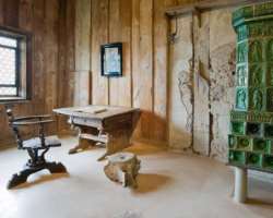 The visitors can also have a look at a hole behind the stove which leads to the bare masonry behind the wall. It is said there was a large stain at th